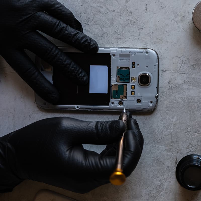 device-repair-22 iPhone Reparatie Soest Telefoonreparatie Mensen Aan Het Werk